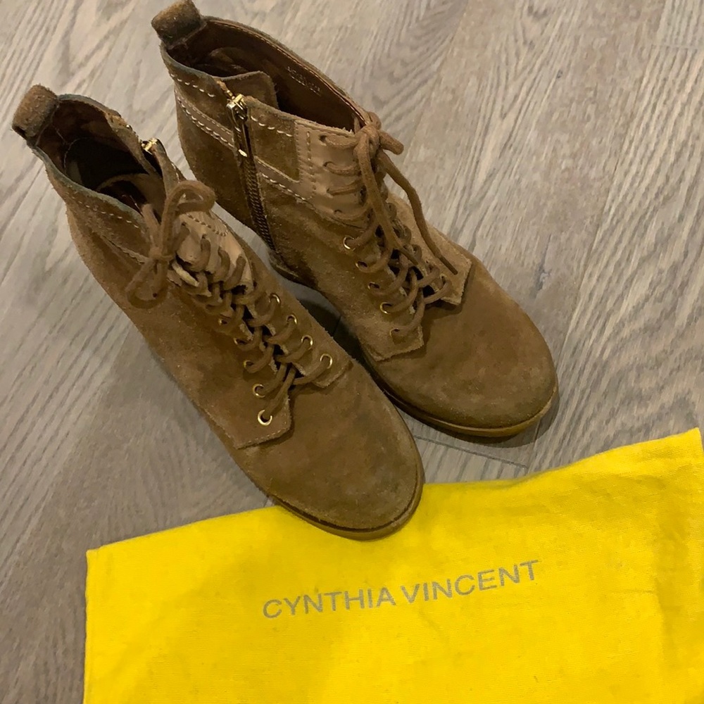 AUTH Cynthia Vincent wedge bootie